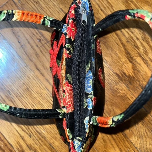 Silky Asian Black and Red floral purse - Picture 6 of 8